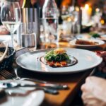 Diner thuis: gedekte tafel met servies en kaarsen