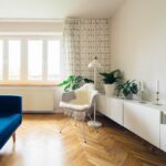 Huis dat voelt als thuis: warme woonkamer met persoonlijke decoratie