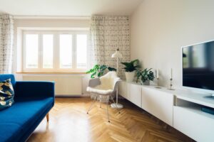 Huis dat voelt als thuis: warme woonkamer met persoonlijke decoratie