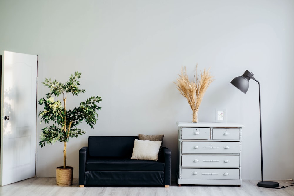Hygge thuis: gezellige woonkamer met kaarsen en kussens